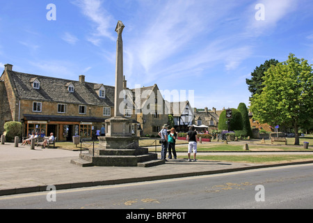Das Kriegerdenkmal in Broadway Worcestershire am Rande der sich Stockfoto