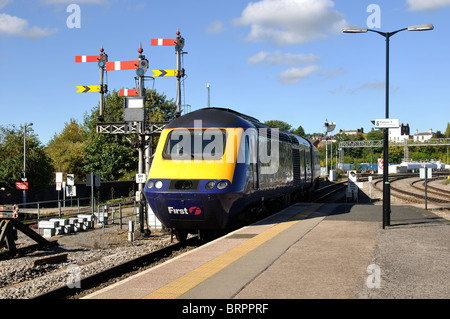 Trainieren Sie, Ankunft in Worcester Strauch Hill Railway Station, Worcestershire, England, UK Stockfoto