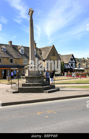 Das Kriegerdenkmal in Broadway Worcestershire am Rande der sich Stockfoto