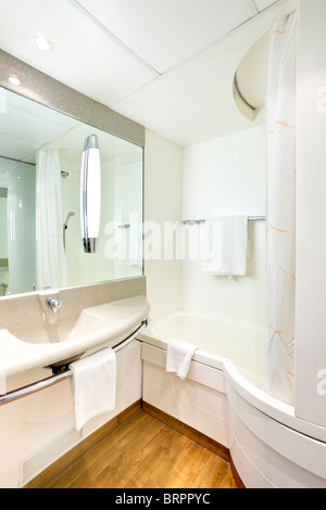 Innenministerium ein einfaches Hotelbad UK Stockfoto