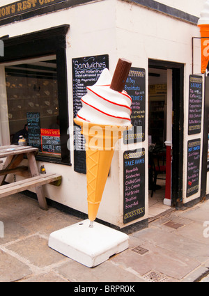 Riesige Eiswaffel Modell außerhalb einer shop England Großbritannien Stockfoto