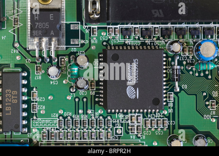 Elektronische Bauteile und Silizium Mikro-Chip integrierten Schaltkreis auf einem Motherboard Schaltung Brett. Stockfoto