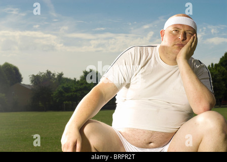 Großer Mann sucht satt Stockfoto