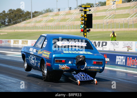 Drag Racing Ford Capri startet so hart von der Startlinie, dass es seine Vorderräder hebt Stockfoto