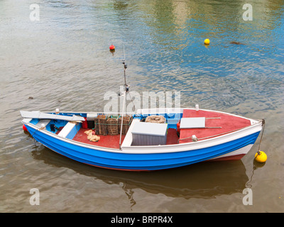 Kleines Fischerboot mit Hummer Töpfe England UK Stockfoto