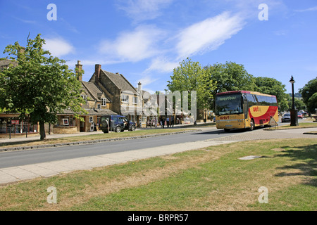 Eine Hauptstraße in diesem winzigen Dorf in Worcestershire am Rande der Cotswolds Stockfoto