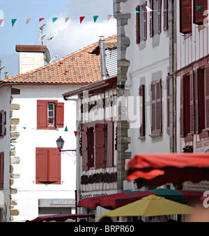 Espelette typischer baskischen Architektur mit Paprika hing zum Trocknen, Piments mis À Sécher, Frankreich Stockfoto