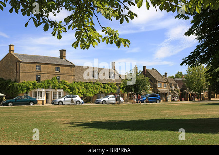 Eine Hauptstraße in diesem winzigen Dorf in Worcestershire am Rande der Cotswolds Stockfoto