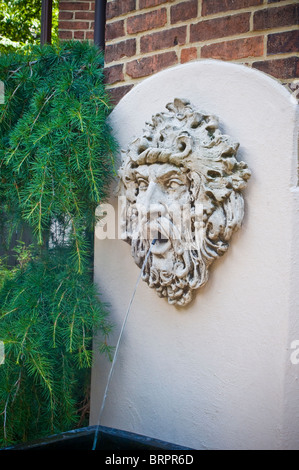 Monumentale Wand Brunnen Gesicht spritzt Wasser aus dem Mund Gottes wie in Abbildung. Architektonische Details. Stockfoto