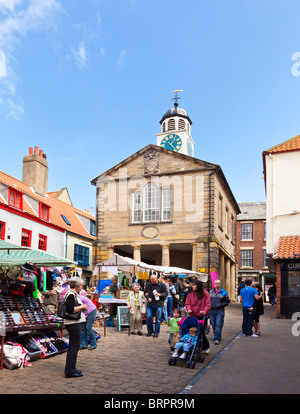 Straße Marktstände in der Old Town Square whitby, North Yorkshire, England, Großbritannien Stockfoto