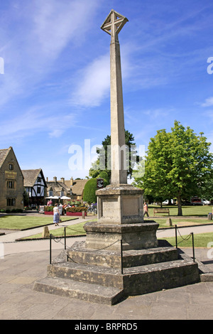 Das Kriegerdenkmal in Broadway Worcestershire am Rande der sich Stockfoto