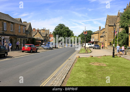 Eine Hauptstraße in diesem winzigen Dorf in Worcestershire am Rande der Cotswolds Stockfoto