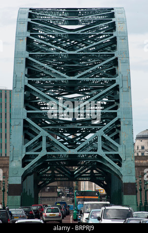 Die Tyne Bridge in Newcastle mit Feierabendverkehr, UK Stockfoto