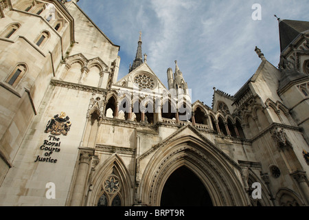 Der vordere Eingang des Royal Courts of Justice, auch bekannt als der High Court in London Stockfoto