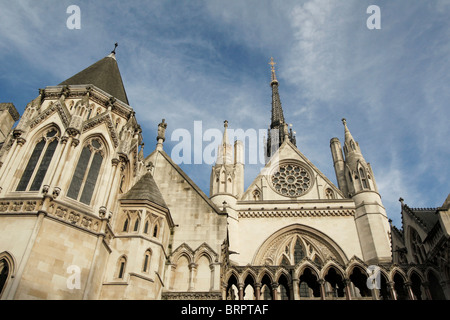 Der vordere Eingang des Royal Courts of Justice, auch bekannt als der High Court in London Stockfoto