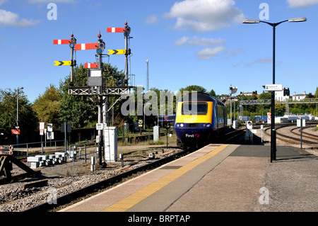 Trainieren Sie, Ankunft in Worcester Strauch Hill Railway Station, Worcestershire, England, UK Stockfoto