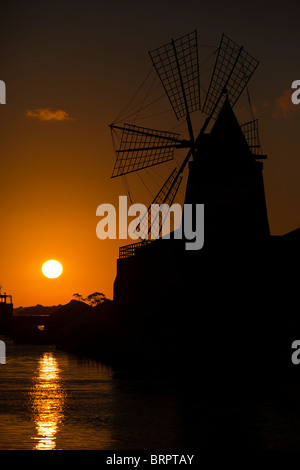 Sonnenuntergang am Windmühlen in den Salinen in der Nähe von Insel Mozia, Sizilien, Italien, Südeuropa Stockfoto