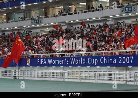 China-Fans auf der Tribüne vor dem Start ein 2007-Frauen-WM-Fußball-match zwischen China und Brasilien. Stockfoto