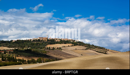 Große Panorama-Skyline-Blick auf Hügel Stadt Pienza in der Val d ' Orcia, Toskana, Italien Stockfoto