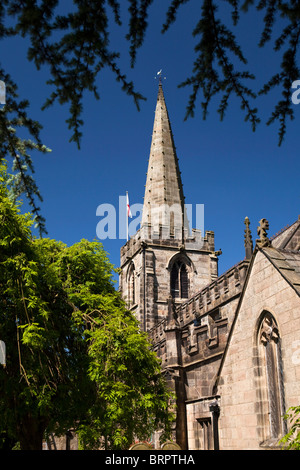 Großbritannien, England, Derbyshire, Peak District, Hathersage, St. Michael Kirche, St.-Georgs Flagge von Spire Stockfoto