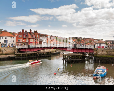 Drehbrücke über den Fluß Esk bei Whitby, North Yorkshire, England, UK Stockfoto