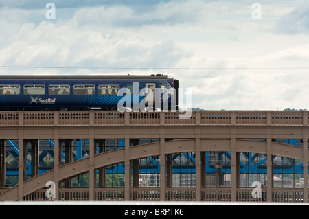 Scotrail Zug überqueren Sie die Eisenbahnbrücke über den Fluss Tyne, der Newcastle, Großbritannien Stockfoto