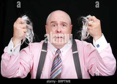 ein schockiert Geschäftsmann reißt alle seine Haare, bei stress Stockfoto