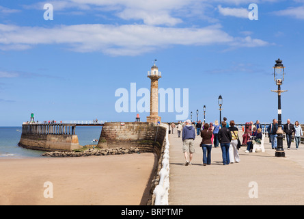 Touristen auf einem Whitbys zwei Pfeiler und Wände der Hafen von Whitby, North Yorkshire, England, UK Stockfoto