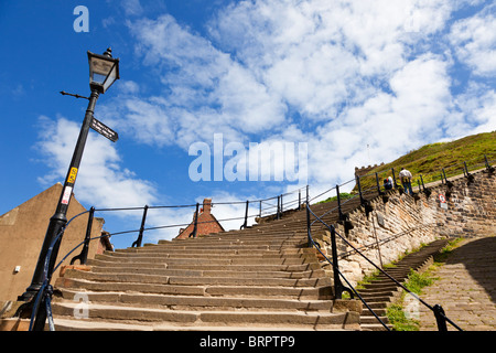 Nachschlagen von Whitby Schritte, Whitby, North Yorkshire, England UK Stockfoto