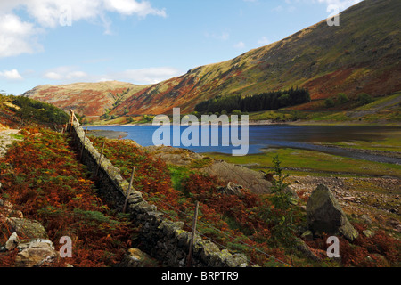 Blick über Haweswater von rauen Felsen in Richtung Selside Hecht und Branstree im Nationalpark Lake District, Cumbria, England. Stockfoto