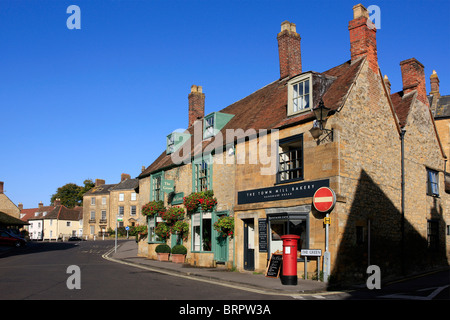 Die Stadt Mühle Bäckerei, The Green Tea Shop und traditionellen rot Royal Mail-Briefkasten an Greenhill Sherborne Dorset Stockfoto