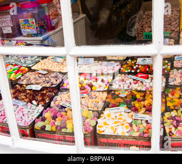 Alten altmodischen britischen süße Schaufenster anzeigen England UK Stockfoto