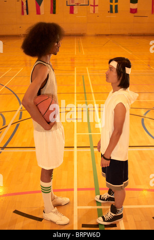 Groß und kurze Basketball-Spieler Stockfoto