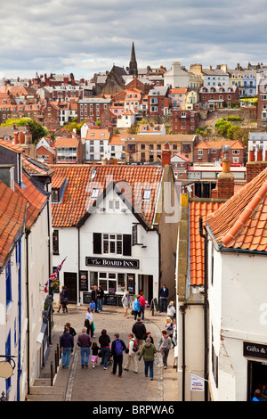Whitby, North Yorkshire, Großbritannien - Blick auf die Stadt mit Touristen in den alten Straßen, England, Großbritannien Stockfoto