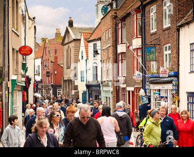 Voll beschäftigt shopping Straße Whitby, North Yorkshire, England, UK Stockfoto