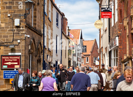 Voll ausgelastet shopping Straße Whitby North Yorkshire England UK Stockfoto