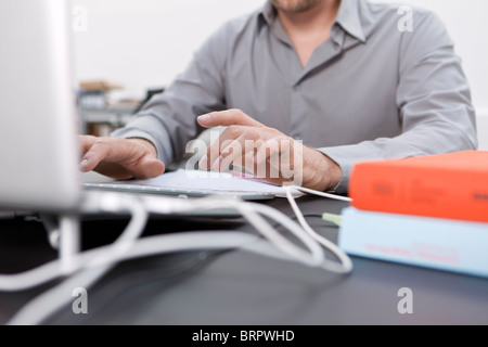 Hände auf Laptop tippen Stockfoto