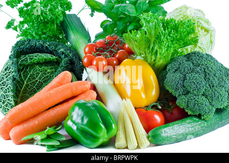 Frisches Gemüse und Kräuter auf dem weißen Hintergrund Stockfoto