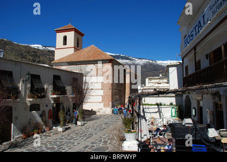 Blick entlang der Straße in Richtung Kirche, Pampaneira, Las Alpujarras, Provinz Granada, Andalusien, Südspanien, Westeuropa. Stockfoto