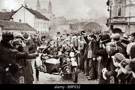 Litauische Truppen, wahrscheinlich unter deutschem Befehl eingeben Vilnius im Rahmen der Operation Barberossa, Stockfoto