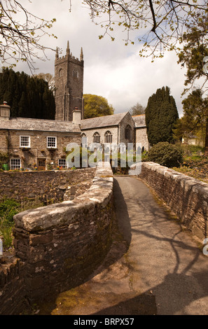 Großbritannien, England, Cornwall, altarnun, St. nonna Pfarrkirche von alten Packesel Brücke über penpont Wasser Stockfoto