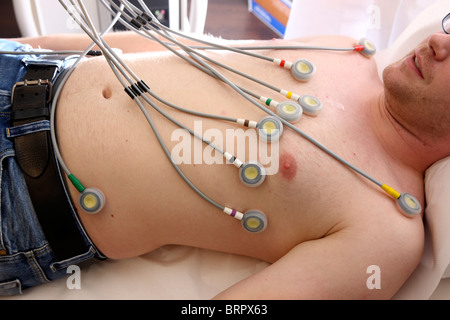 Arztpraxis, Patient an ein EKG, Electro Cardiograph, Test, Aufnahme, präventiver Check-up. Stockfoto