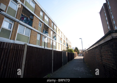 Gasse zwischen städtischen Sozialsiedlung Wohnblock in Canning Town, East London. Foto: Jeff Gilbert Stockfoto