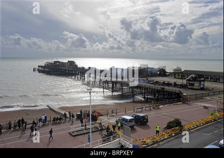 Hastings Pier zerstört der Tag nach einem Brandanschlag fast vollständig verlassen Stockfoto