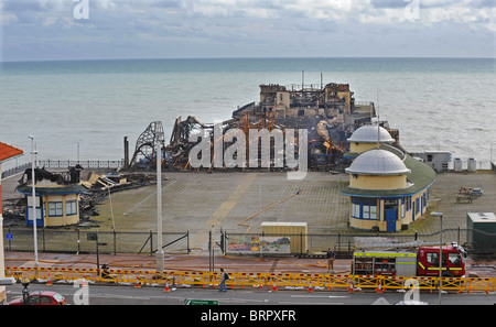 Hastings Pier zerstört der Tag nach einem Brandanschlag fast vollständig verlassen Stockfoto