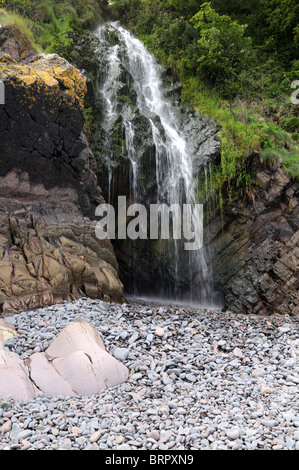 Clovelly Wasserfall auf einem Kiesstrand an der Erhaltung Dorf von Clovelly North Devon England UK GB Stockfoto