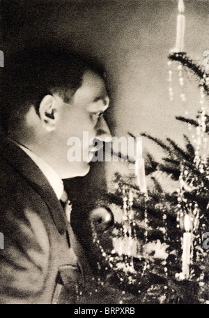 Deutschen Nazi-Foto zeigt eine "German Christmas". Zeigt Adolf Hitler Blick in einen Weihnachtsbaum mit Kerzen und Glitter. Stockfoto