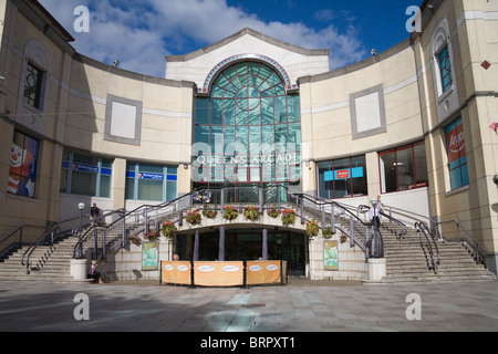 Cardiff Glamorgan South Wales UK Stufen führen hinauf bis zur Einfahrt in die Queens Arcade Stockfoto