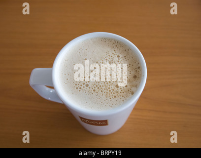 Nahaufnahme Kaffee Latte in einem Keramik-Becher Stockfoto