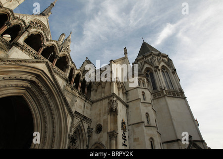 Der vordere Eingang des Royal Courts of Justice, auch bekannt als der High Court in London Stockfoto